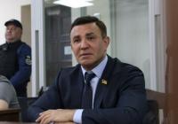 Тищенку обрали запобіжний захід, у відповідь він дістав сало з часником для лобів корупціонерів (відео)