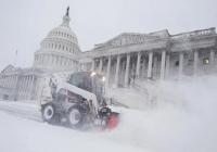 У США сніговий колапс: мільйон жителів без світла, транспорт паралізований, є загиблі (фото, відео)
