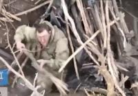 Окупант палкою "стріляв" по українську дрону (відео)