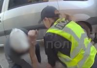 В Києві врятували чоловіка, якому притиснуло голову автомобілем (відео)