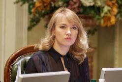 "Дна нема": сестра голови партії "Слуга народу" Олени Шуляк працює в компаніях "сім’ї Януковича"