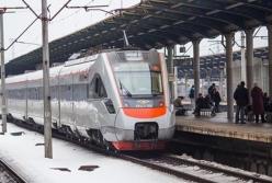 Все поезда на запад Украины стали эвакуационными