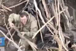 Окупант палкою "стріляв" по українському дрону (відео)
