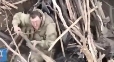 Окупант палкою "стріляв" по українському дрону (відео)