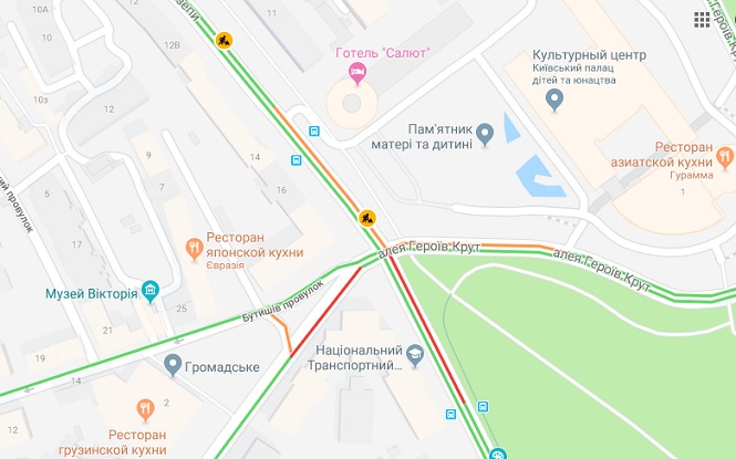 Согласно сервису Google Maps, перед аварийным участком в сторону метро Арсенальная образовалась небольшая пробка