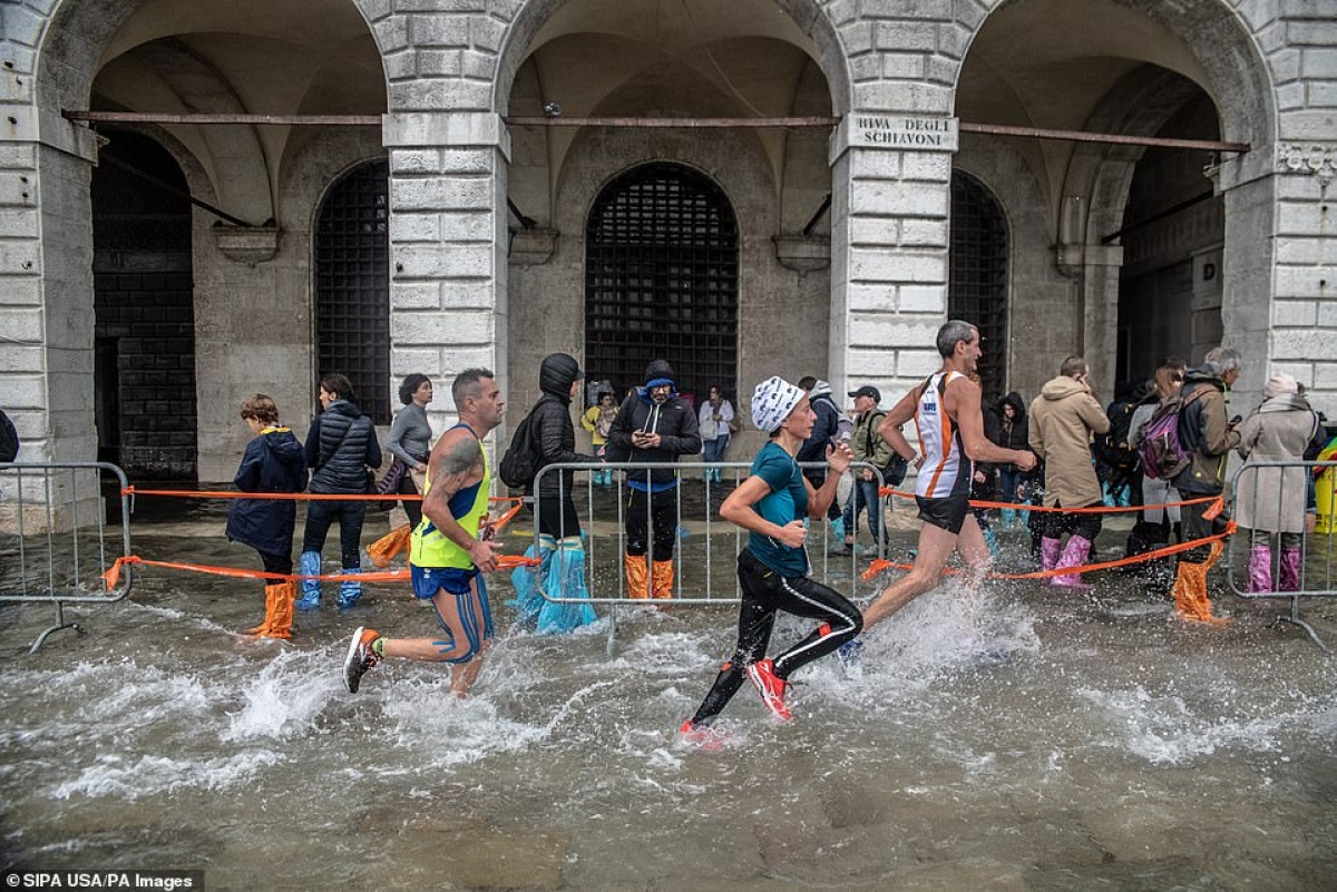 Наводнение не стало помехой марафону в Венеции