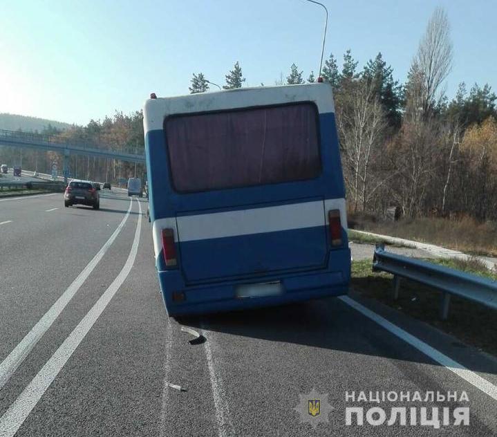 На трассе Киев-Одесса машина сбила водителя автобуса, который вышел на проезжую часть из-за оторванного колеса