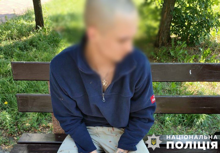 У Києві п'яний хуліган важко поранив перехожого ножицями