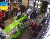 В Броварах роми напали з палками в магазині на чоловіка (відео)