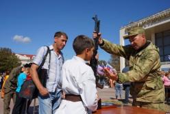 Новости Крымнаша: Заключенные с радостью натягивают колючую проволоку