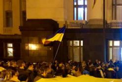 Под ОП пришли митингующие: боятся, что Зеленский сдаст Украину Путину (фото)