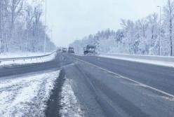 В Украине спасатели достали из снежной ловушки 70 авто (фото) 