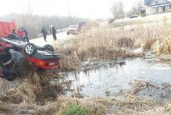 Из водоема на Львовщине вытащили авто с четырьмя трупами