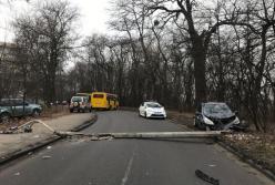 В Киеве водитель на скорости снес столб и попытался сбежать с места