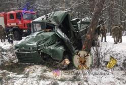 Возле Яворовского полигона перевернулся военный грузовик, пострадали 13 военнослужащих (фото)