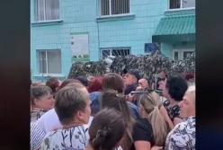 На Житомирщині люди протестували під ТЦК після смерті військовозобов'язаного (відео)