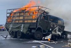 В Хмельницкой области столкнулись военный грузовик и легковушка, двое погибших (фото)