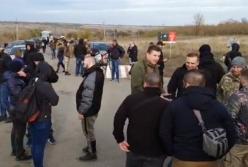 В Золотом протестуют против разведения войск (видео)