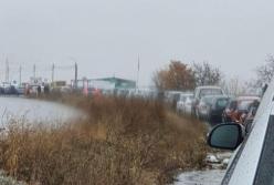 "На Еленовке полный армагедон": на донбасском КПП собрались сотни машин (фото)