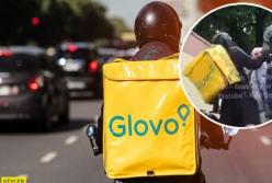 Шлемом по голове и кулаками: курьер Glovo жестоко избил мужчину в Киеве (видео)