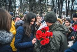 Одиннадцать нацгвардейцев сделали предложение любимым во время присяги (видео)