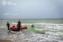 На Одещині водолази врятували чоловіка у відкритому морі (фото)