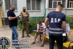 В Харькове полицейские делали "закладки" и вымогали взятки у наркозависимых (фото)