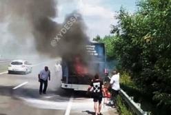 Под Одессой загорелся пассажирский автобус (видео)