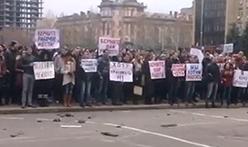 В Николаеве ІТ-шники забросали мэрию мышками и клавиатурами  (видео)