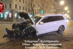 В Киеве произошло лобовое столкновение двух автомобилей (видео)