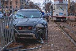 В Днепре автомобиль снес ограждение и сбил женщину (видео)