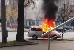 В Харькове посреди улицы взорвалось авто (видео)