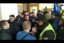 В Черкассах митингующие штурмовали облсовет (видео)