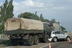 Под Николаевом военный грузовик протаранил три авто, попавших в ДТП (видео)