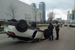 В Киеве перевернулся автомобиль, есть пострадавшие (видео)