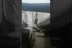 Во Львове под тяжестью снега рухнула крыша магазина (видео)