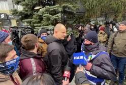 В Киеве протестуют под зданием телеканала "НАШ": возникли потасовки с полицией (видео)