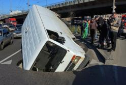 В Киеве микроавтобус на ходу провалился под асфальт (видео)