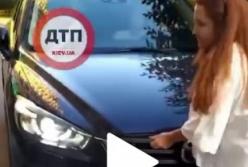 В Киеве авто наехало на женщину на тротуаре (видео)