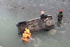 Под Львовом авто с пьяным водителем слетело в реку, погибла женщина (видео)