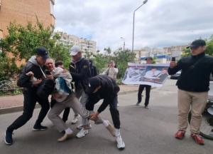 Око за око: Тараса Чорновіла​ облили сечею​, зеленкою і викинули у смітник, бо попереджали (відео)