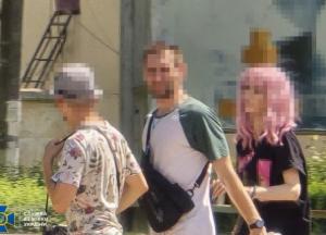 СБУ затримала в Одесі двох військових-шпигунів та їхню спільницю в перуці (фото)