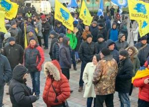 Возле Офиса президента митингуют "евробляхеры" (видео)