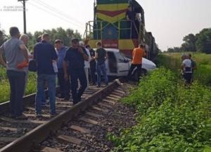 Под Львовом поезд протаранил авто, есть жертвы (фото)