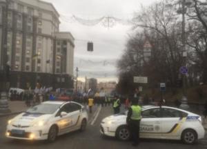 В Киеве протестующие перекрыли движение возле Кабмина