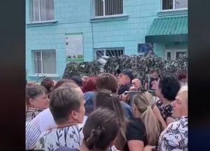 На Житомирщині люди протестували під ТЦК після смерті військовозобов'язаного (відео)