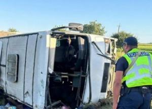 На Хмельниччині перекинувся автобус з дітьми, є загиблі та на межі життя і смерті (відео)