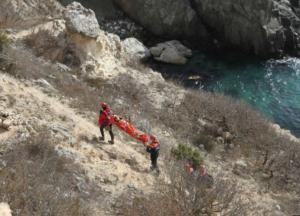 В Крыму девушка сорвалась со скалы высотой 15 метров – МЧС (фото)