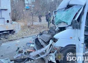 В Запорожье маршрутка врезалась в грузовик, есть пострадавшие