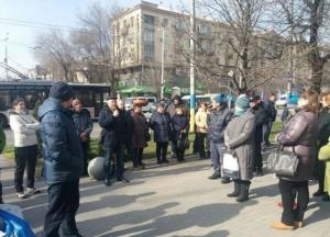 В Запорожье проходит митинг из-за запрета торговли (фото)